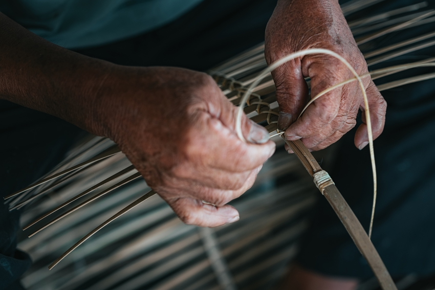 Weaving of Bamboo/Rattan Pendant Shade